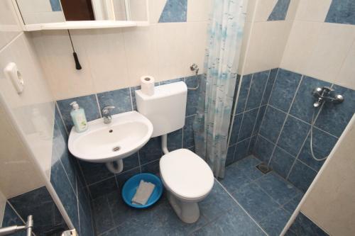 uma pequena casa de banho com WC e lavatório em Studio Makarska 6696a em Makarska