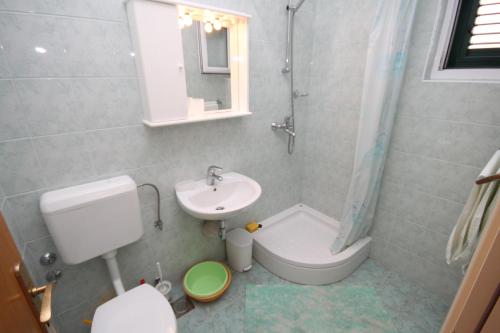 La petite salle de bains est pourvue de toilettes et d'un lavabo. dans l'établissement Studio Brela 6907b, à Brela