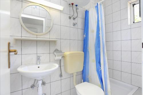 Kúpeľňa v ubytovaní Studio Tucepi 6695e