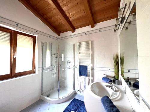 y baño con bañera, ducha y lavamanos. en Schloss-Hof, en Appiano sulla Strada del Vino