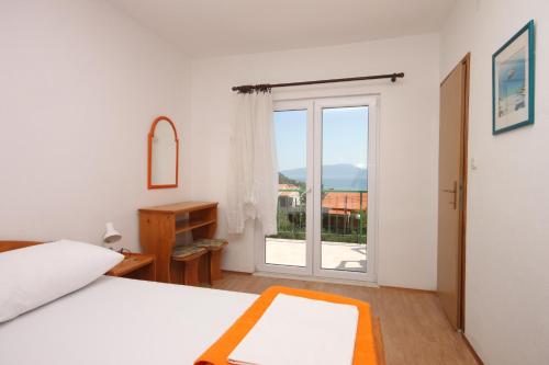 เตียงในห้องที่ Double Room Gradac 6819a