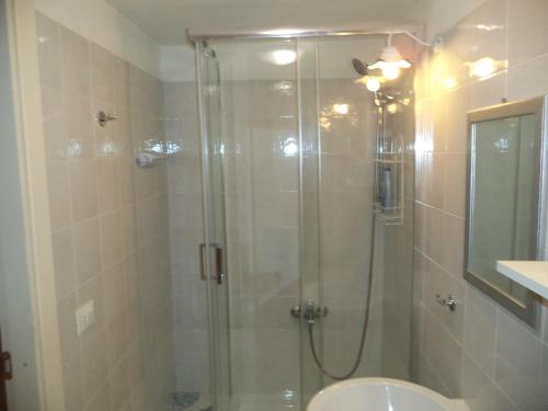 カステッランマーレ・デル・ゴルフォにあるLa Casuzzaのバスルーム(シャワー、洗面台、トイレ付)