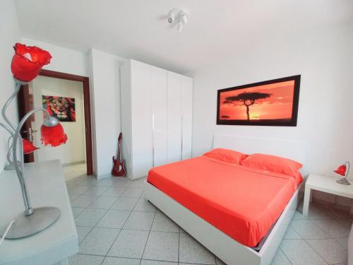 1 dormitorio con 1 cama con colcha roja en Tuscany To Love - Holiday Home - Casa Vacanze, en Pieve a Nievole