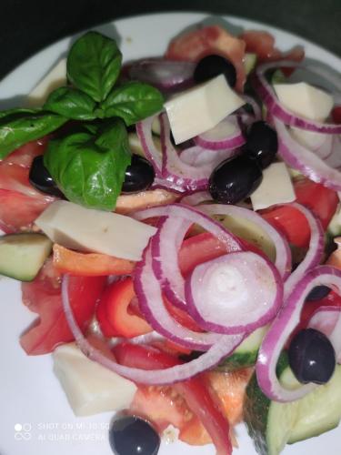 een salade met kaas en groenten op een bord bij Motel Panorama in Korczowe