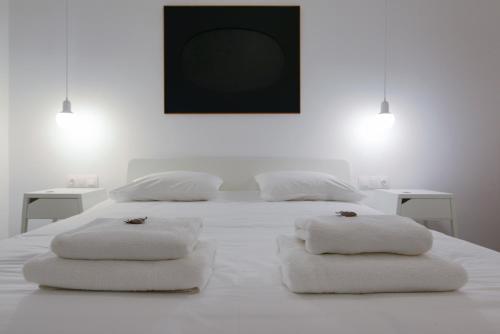 アテネにあるAthens One Apartment by Olala Homesの白いベッドルーム(タオル付きのベッド2台付)