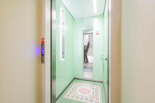 布拉格的住宿－DEAR Apartment，走廊设有玻璃门,铺有瓷砖地板