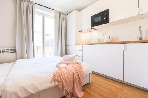 布拉格的住宿－DEAR Apartment，白色的卧室设有床和窗户