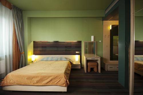 Łóżko lub łóżka w pokoju w obiekcie Victoria Hotel & Business centre Minsk