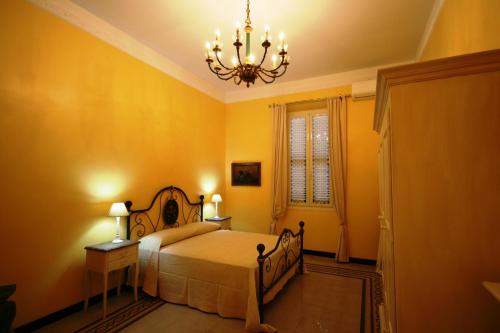 Schlafzimmer mit einem Bett und einem Kronleuchter in der Unterkunft Irene's Home The Residence in Rom