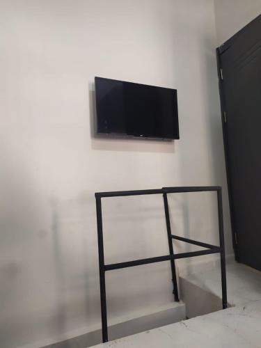 TV a/nebo společenská místnost v ubytování Don't miss the opportunity of reverse duplex suite in The RED TENT D1