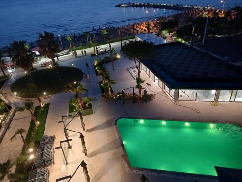 einen Blick über den Pool in der Nacht in der Unterkunft Wonderful Sea View Apartment Qerret in Golem