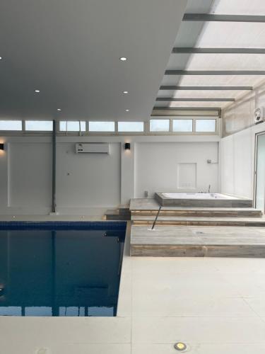 um quarto amplo com uma piscina e uma banheira em MK Resort em Doha
