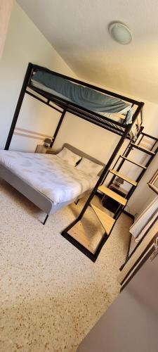 sypialnia z łóżkiem piętrowym w pokoju w obiekcie Appartement Cap d'Agde Plage du Mole w Cap d'Agde