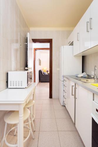 Close to Playa las Vistas with pool and parking
