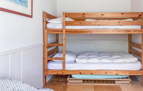 a bunk bed room with two bunk beds at t Zilt in Bergen aan Zee
