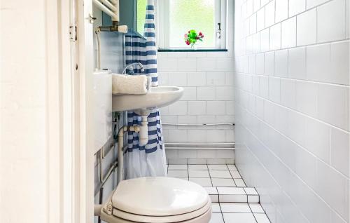 een badkamer met een toilet en een wastafel bij t Zilt in Bergen aan Zee