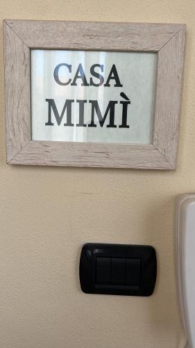 a picture of a casa minut sign on a wall at Casa Mimì in Arsago Seprio