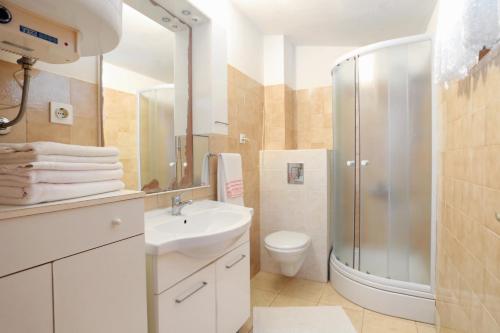 Kúpeľňa v ubytovaní Apartments by the sea Okrug Donji, Ciovo - 6859