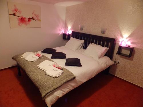 een slaapkamer met een groot bed met twee handdoeken erop bij Bansko Prespa Ski Penthouse in Bansko