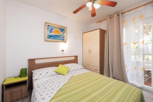 Posteľ alebo postele v izbe v ubytovaní Apartments by the sea Cove Vela Stiniva, Hvar - 6864