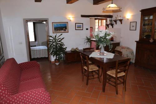un soggiorno con tavolo e sedie di Apartment Piazza Matteotti a Greve in Chianti