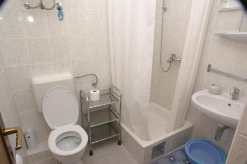 Ванная комната в Apartments by the sea Podaca, Makarska - 2576