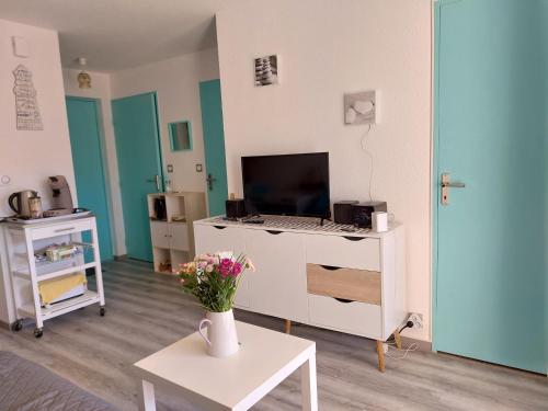 Habitación con escritorio y ordenador. en Appartement T 2 AVEC PISCINE, en Lacanau