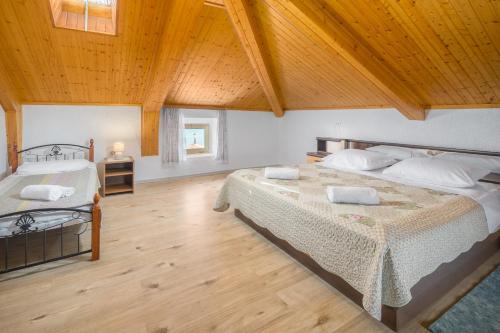 una camera con 2 letti e un soffitto in legno di Apartments by the sea Zambratija, Umag - 2557 a Zambratija