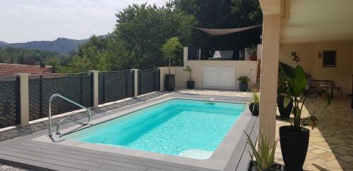 une piscine sur une terrasse à côté d'une maison dans l'établissement Mas Solar D'en Malcion, à Amélie-les-Bains-Palalda