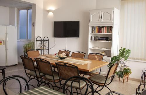 TV a/nebo společenská místnost v ubytování Apartments and rooms by the sea Baska Voda, Makarska - 2578