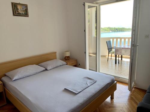 Schlafzimmer mit einem Bett und Meerblick in der Unterkunft Apartments with a parking space Sobra, Mljet - 4926 in Babino Polje