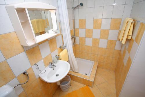 Koupelna v ubytování Apartments by the sea Kampor, Rab - 5034