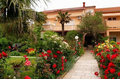 Apartments with parking spaces Palit, Rab - 5028