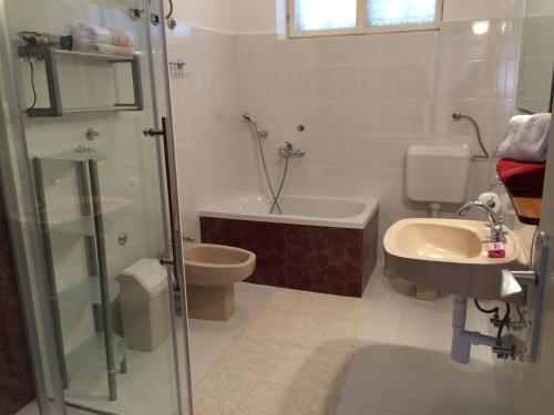 Koupelna v ubytování Apartments by the sea Banjol, Rab - 4952