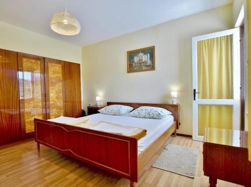 ein Schlafzimmer mit einem großen Bett und einem Fenster in der Unterkunft Apartments with a parking space Kampor, Rab - 5000 in Rab