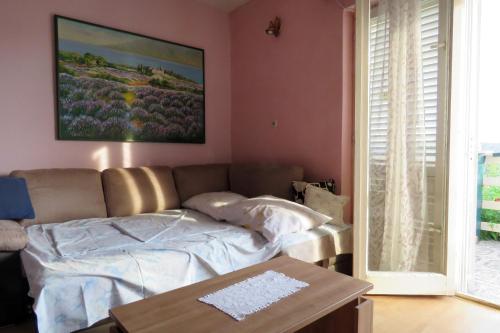 un soggiorno con un divano e un tavolo di Family-friendly apartments with swimming pool Barbat, Rab - 4988 a Rab