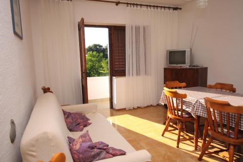 Μια τηλεόραση ή/και κέντρο ψυχαγωγίας στο Apartments by the sea Kampor, Rab - 5051