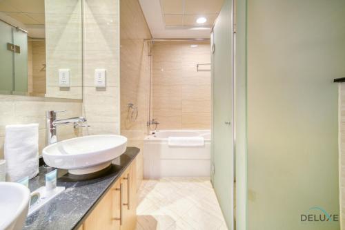 Koupelna v ubytování Upbeat 2BR at Ocean Heights Dubai Marina by Deluxe Holiday Homes