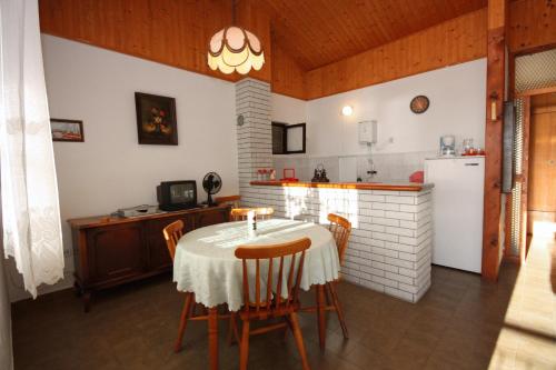 Kuchyňa alebo kuchynka v ubytovaní Apartments by the sea Sevid, Trogir - 5221