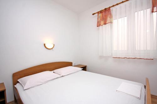 Postel nebo postele na pokoji v ubytování Apartments by the sea Kampor, Rab - 5059