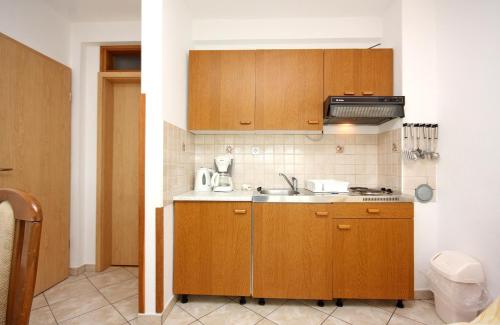Kuchyň nebo kuchyňský kout v ubytování Apartments by the sea Kampor, Rab - 5059