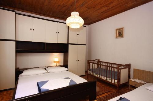 Family-friendly apartments with swimming pool Mundanije, Rab - 5072