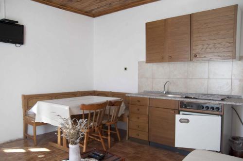 Family-friendly apartments with swimming pool Mundanije, Rab - 5072