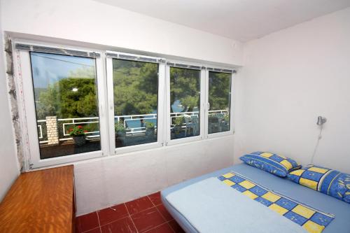 Postel nebo postele na pokoji v ubytování Apartments by the sea Necujam, Solta - 5186