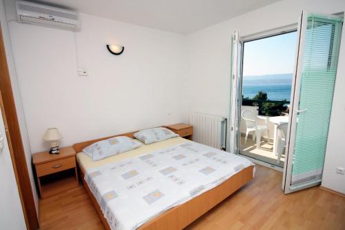 Posteľ alebo postele v izbe v ubytovaní Apartments by the sea Balica Rat, Omis - 4868