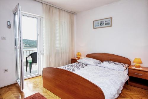 Postel nebo postele na pokoji v ubytování Apartments by the sea Tisno, Murter - 5130