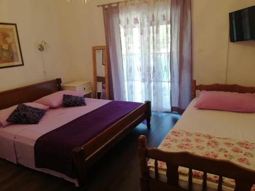 Ένα ή περισσότερα κρεβάτια σε δωμάτιο στο Apartments by the sea Rogac, Solta - 5166