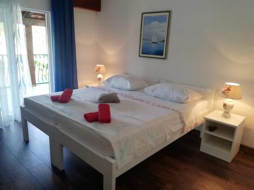 Ένα ή περισσότερα κρεβάτια σε δωμάτιο στο Apartments by the sea Rogac, Solta - 5166