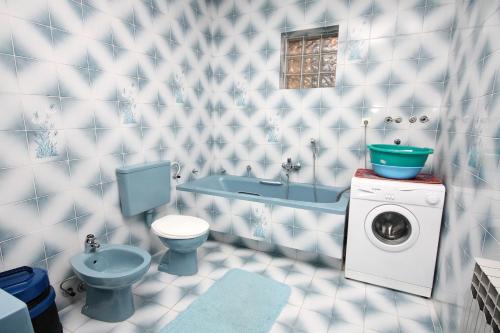 uma casa de banho com um WC, um lavatório e uma máquina de lavar roupa em Apartments with a parking space Drvenik Gornja vala, Makarska - 4890 em Drvenik