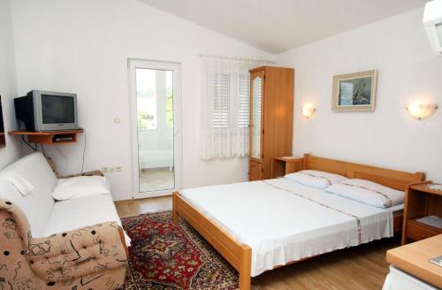 Postel nebo postele na pokoji v ubytování Apartments with a parking space Drvenik Gornja vala, Makarska - 4890